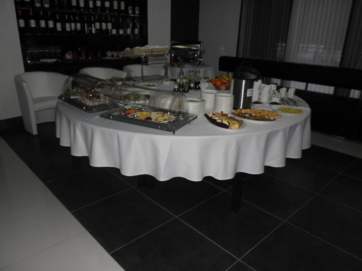 Kostomloty Pierwsze Hotel Grafit מראה חיצוני תמונה