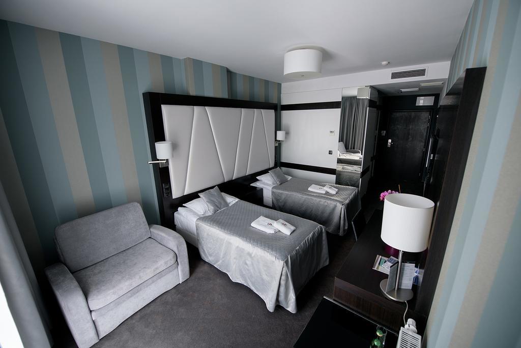Kostomloty Pierwsze Hotel Grafit מראה חיצוני תמונה