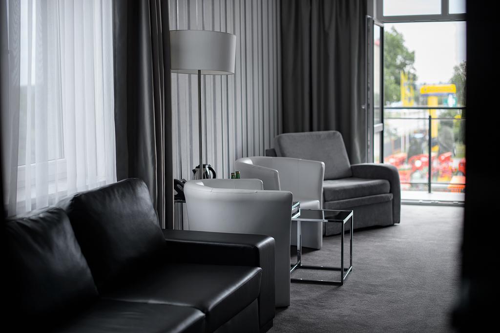Kostomloty Pierwsze Hotel Grafit מראה חיצוני תמונה