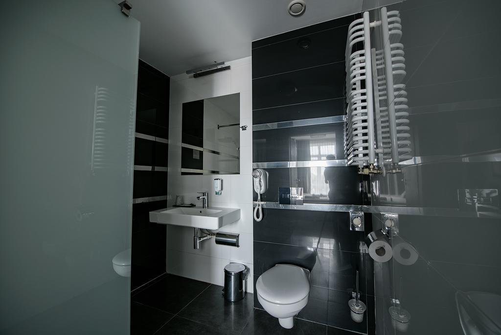 Kostomloty Pierwsze Hotel Grafit מראה חיצוני תמונה