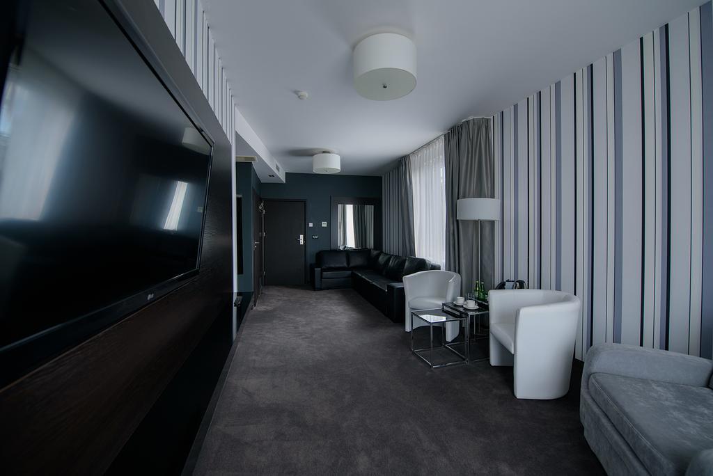 Kostomloty Pierwsze Hotel Grafit מראה חיצוני תמונה